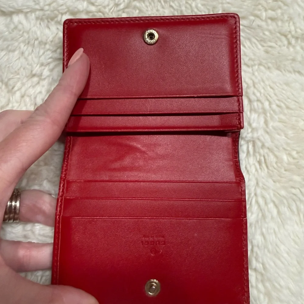 Authenticate Gucci Red Leather Wallet with Bow - Picture 2 of 6